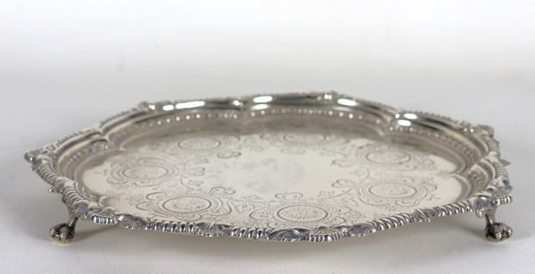 Antico salver Epoca Regina Vittoria, in sheffield cesellato e sbalzato a volute floreali, conchiglie e rosoni, sorretto da tre piedini leonini 