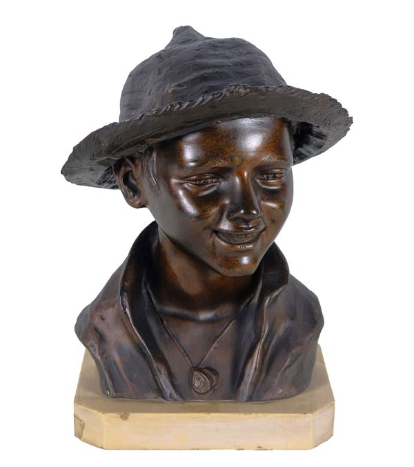 Giovanni De Martino - Firmato. "Scugnizzo napoletano", busto in bronzo sorretto da base ottagonale in marmo bianco