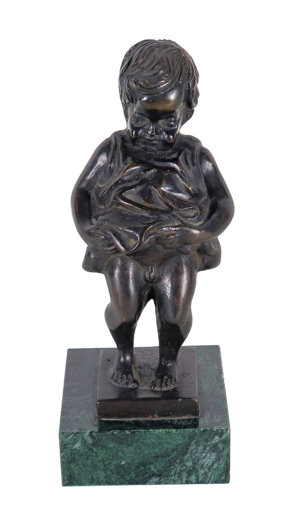 "Bambino", antica piccola scultura in bronzo, basetta in marmo verde delle Alpi