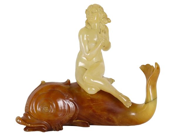 "Venere con delfino", scultura Epoca Liberty in pietre dure. La coda del delfino presenta restauro
