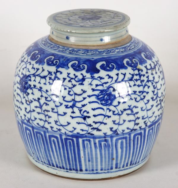 Ancient Chinese potiche from the Kuang Hsu period (1875-1908), in porcelain with blue decorations on a white background