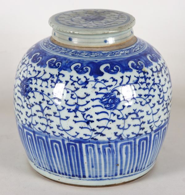 Antica potiche cinese Periodo Kuang Hsu (1875-1908), in porcellana con decorazioni in blu su fondo bianco 