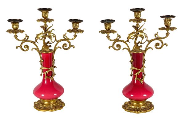 Coppia di antichi candelabri francesi a forma di vasi cinesi, in porcellana rosa antico e bronzo dorato, sbalzato e cesellato a volute, ricci e conchiglie, 3 fiamme ciascuno
