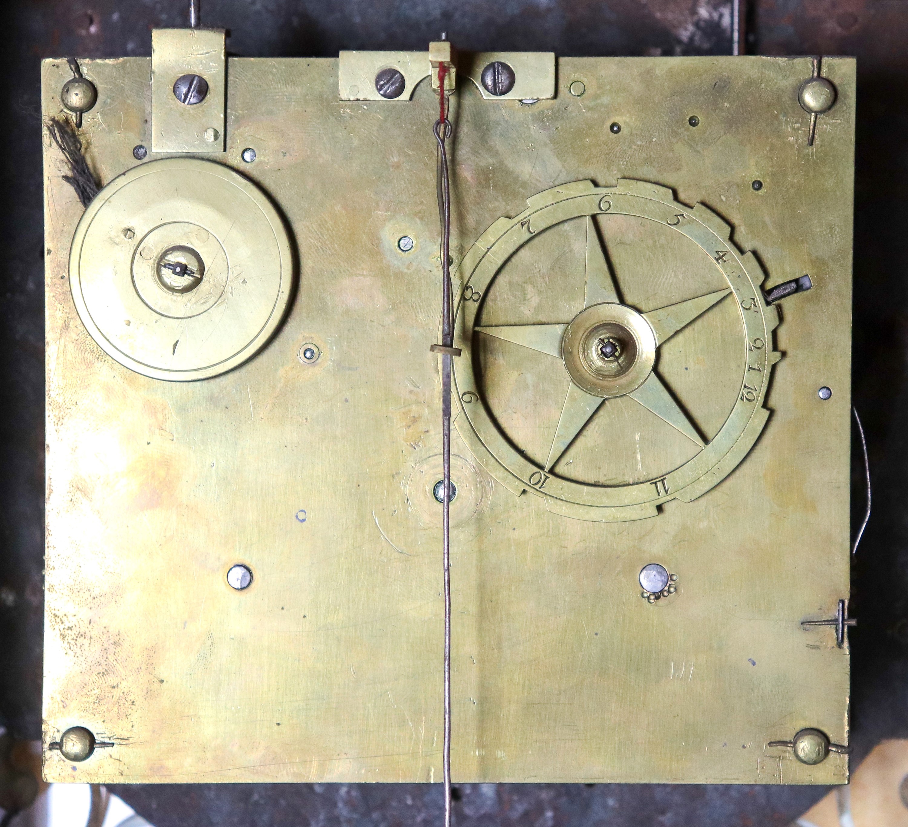 Antico orologio a cartel con mensola di Terrot et Thuillier a Geneve (1780), in legno laccato ner...
