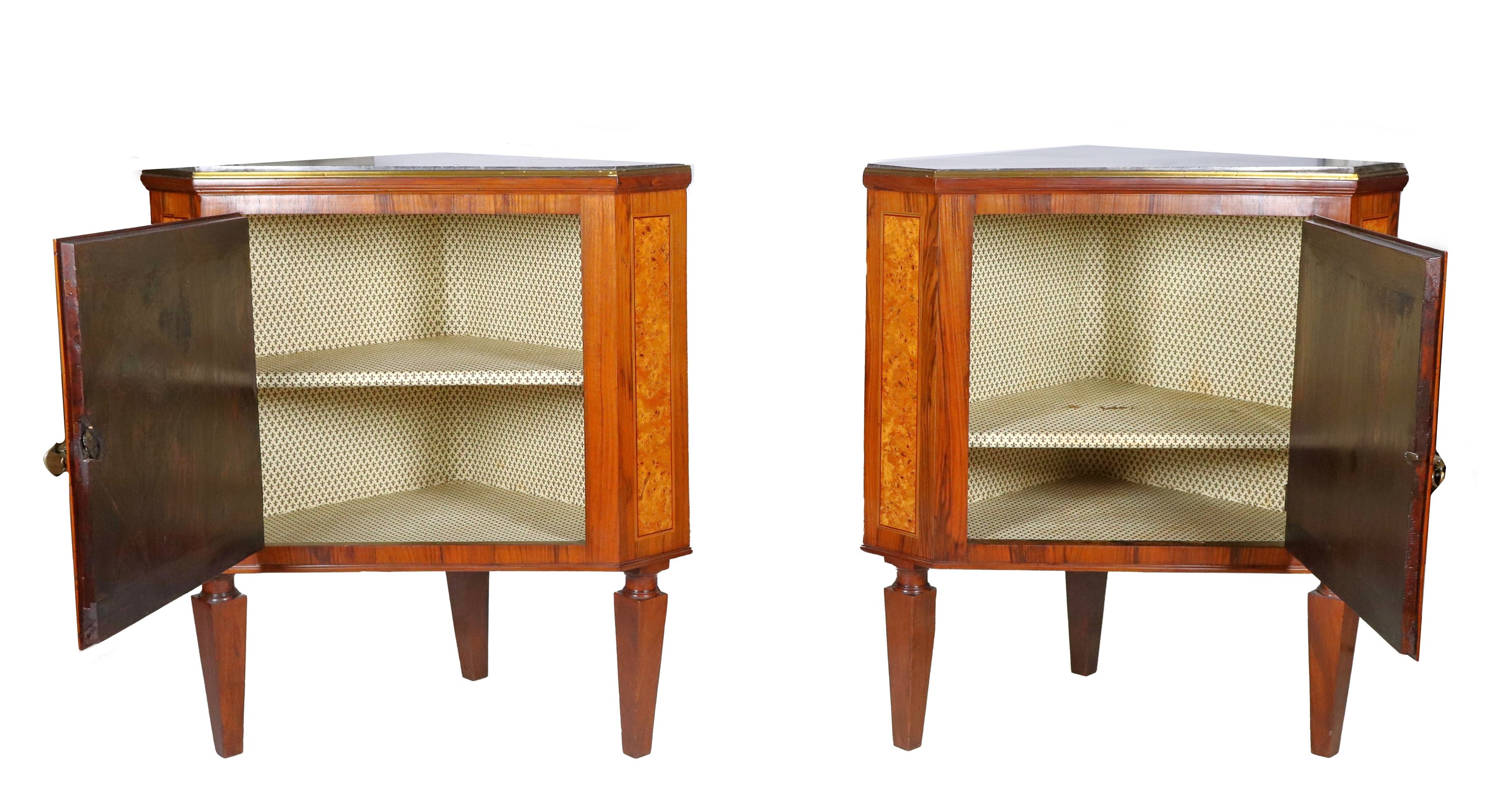 Coppia di antiche angoliere di linea Luigi XVI in ebano viola, radica di tuja e filettature intar...