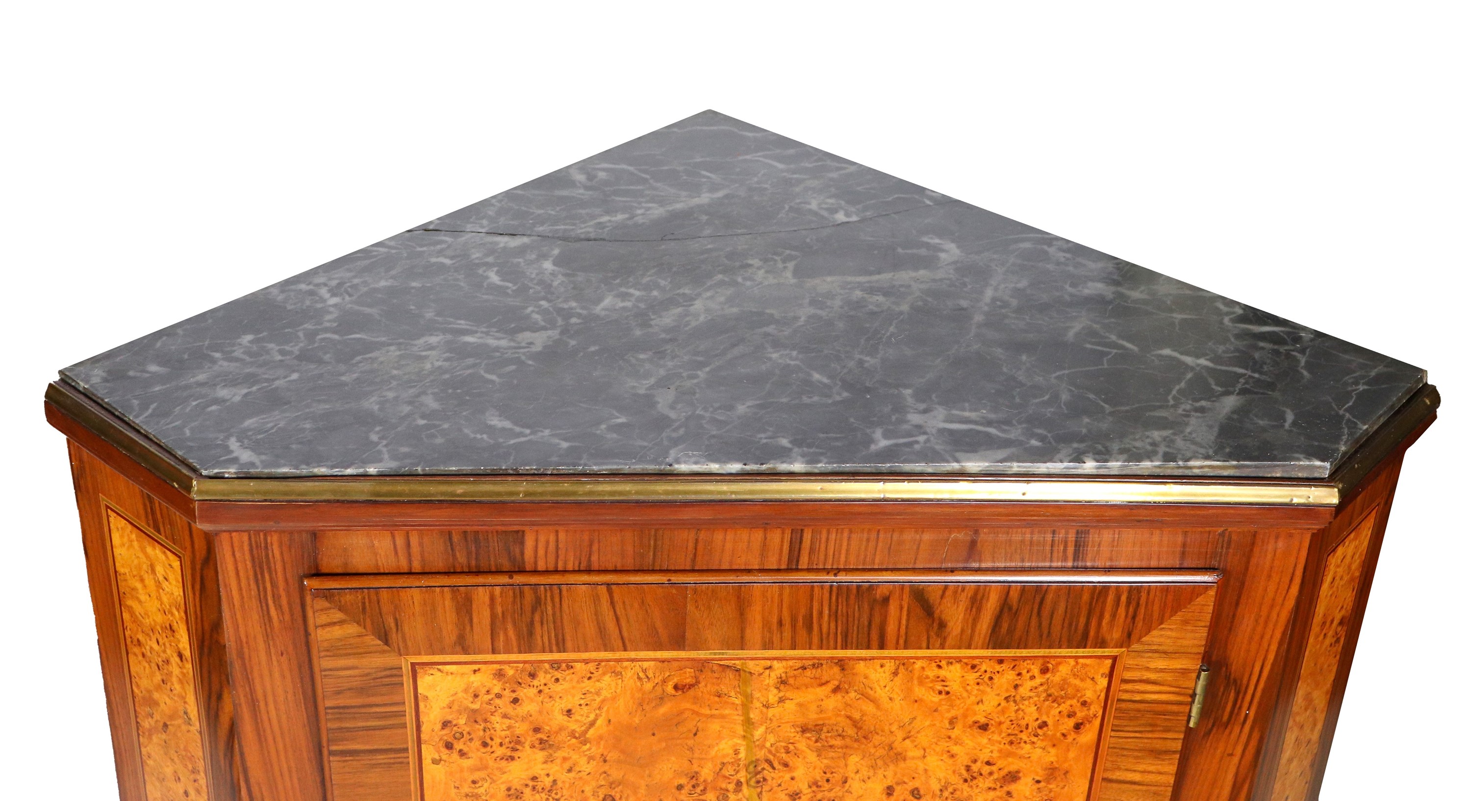 Coppia di antiche angoliere di linea Luigi XVI in ebano viola, radica di tuja e filettature intar...