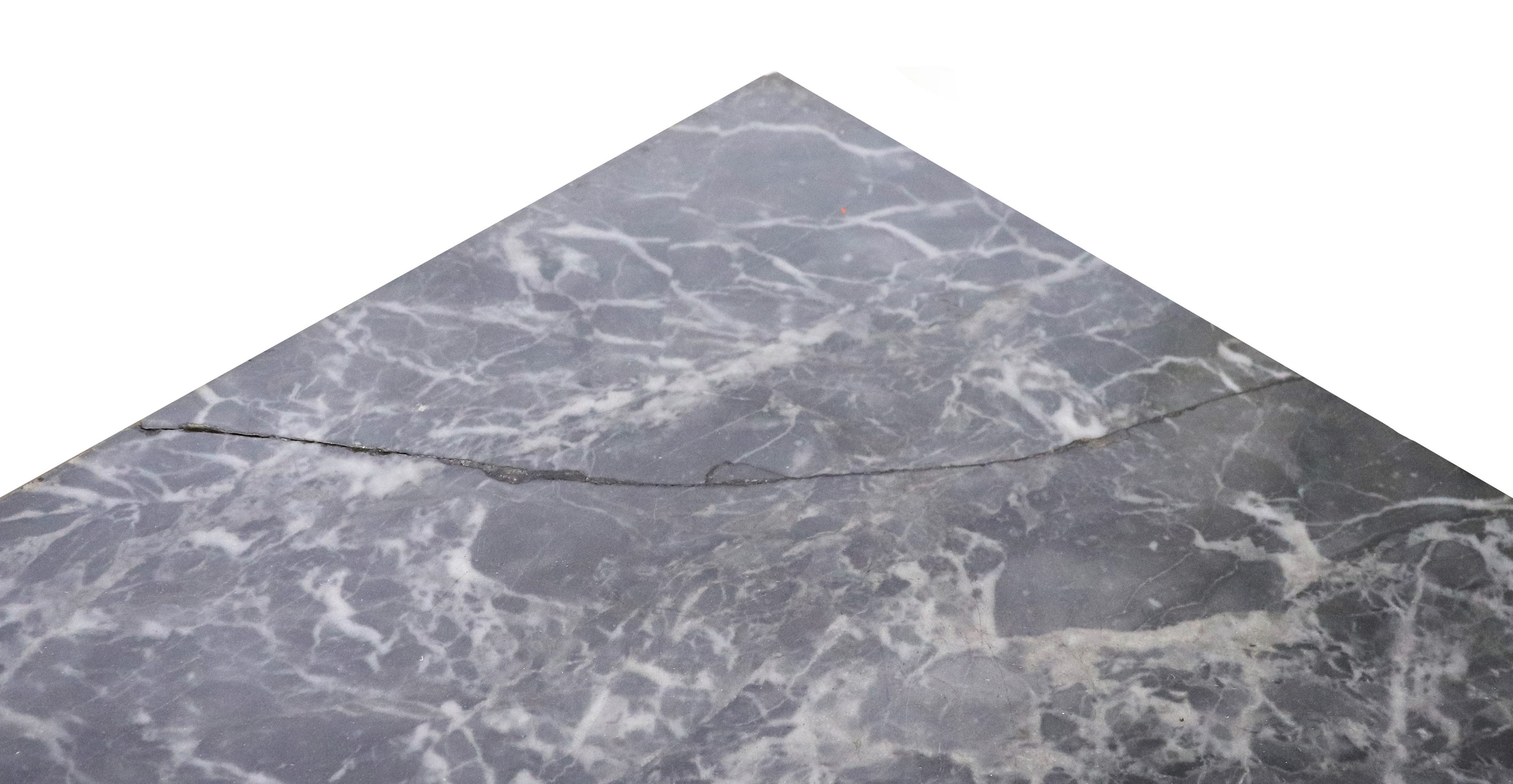 Coppia di antiche angoliere di linea Luigi XVI in ebano viola, radica di tuja e filettature intar...