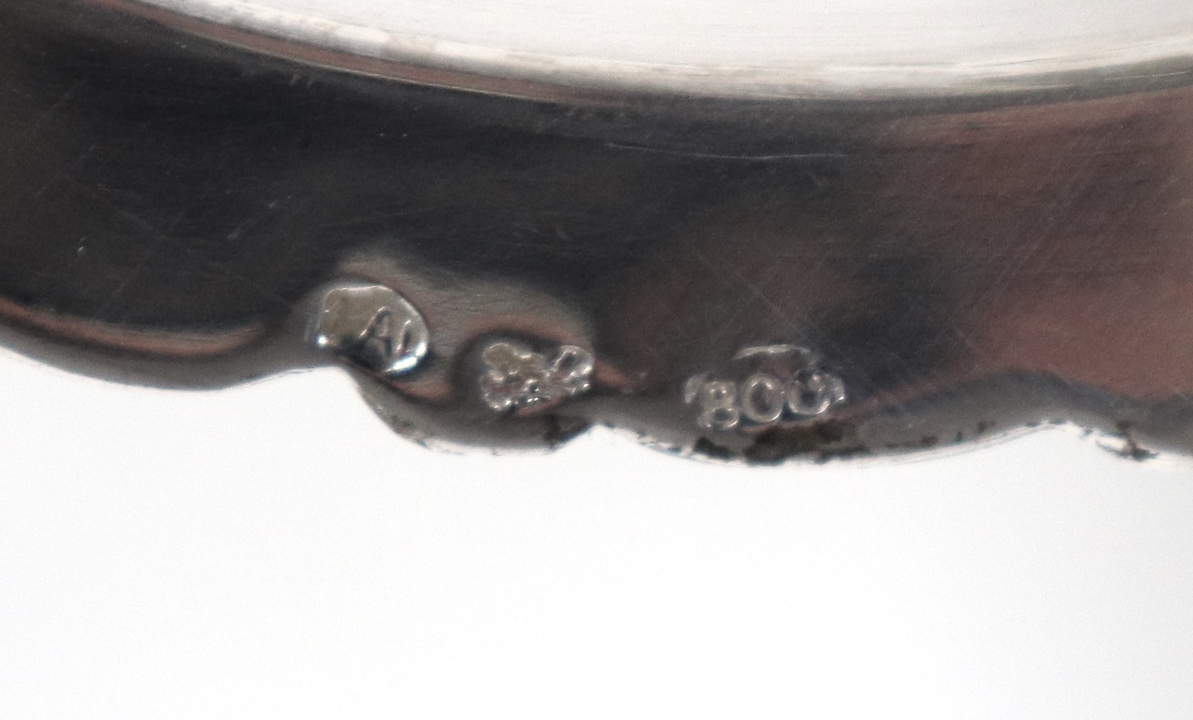 Lotto di otto piattini per il pane in argento, con bordo cesellato e sbalzato, gr. 1010