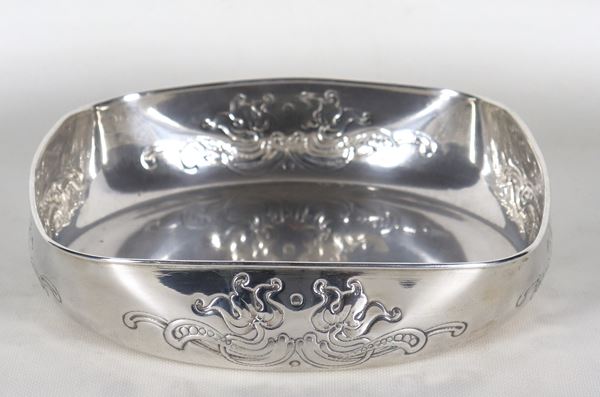 Silver fruit bowl with a shaped square shape, with an embossed and chiseled edge with floral scrolls, gr. 385