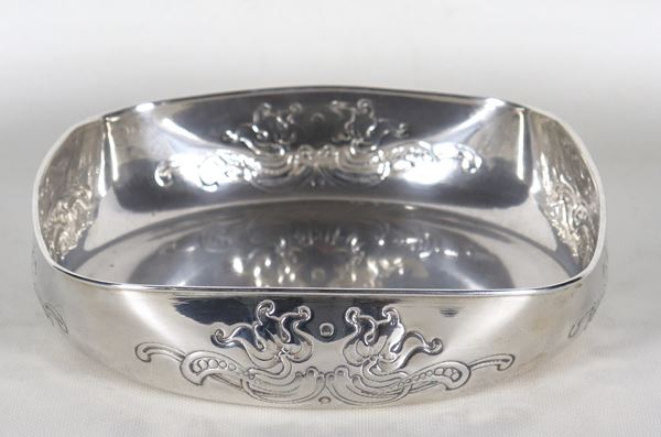 Fruttiera in argento a forma quadrata sagomata, con bordo sbalzato e cesellato a volute floreali, gr. 385