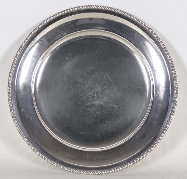 Round silver plate with ribbed edge, gr. 370