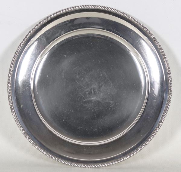 Piatto tondo in argento con bordo baccellato, gr. 370