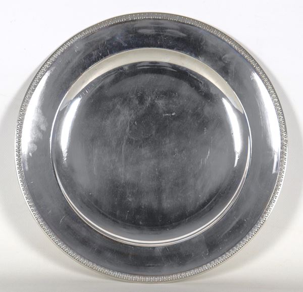 Round silver serving plate, with chiseled and embossed edge with Empire motifs, gr. 660