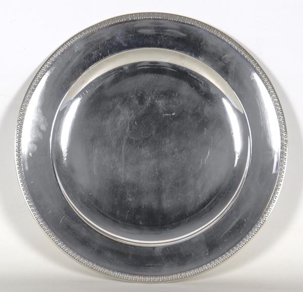Piatto tondo da portata in argento, con bordo cesellato e sbalzato a motivi Impero, gr. 660