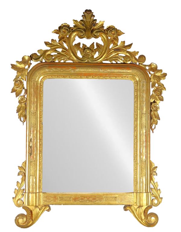 Antica specchiera napoletana in legno dorato e intagliato a volute, ricci e calatine di fiori, specchio al mercurio. Qualche mancanza