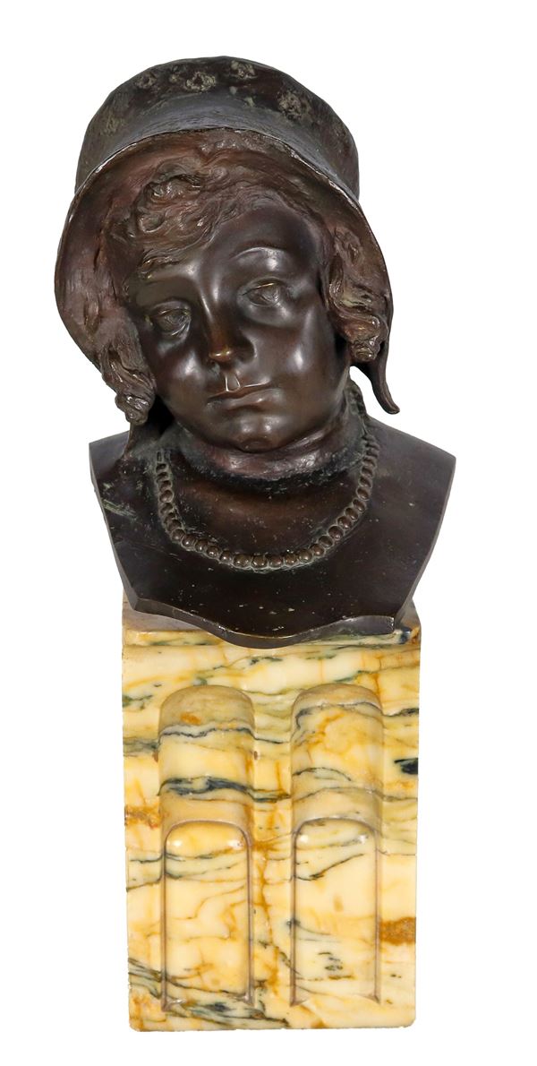 Celestino Fumagalli - Firmato. "Testa di bambina con collana e cappellino", busto in bronzo sorretto da base in marmo venato