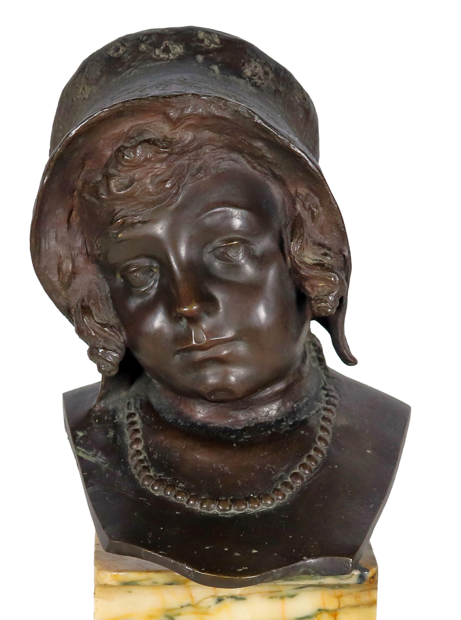 Firmato. "Testa di bambina con collana e cappellino", busto in bronzo sorretto da base in marmo v...
