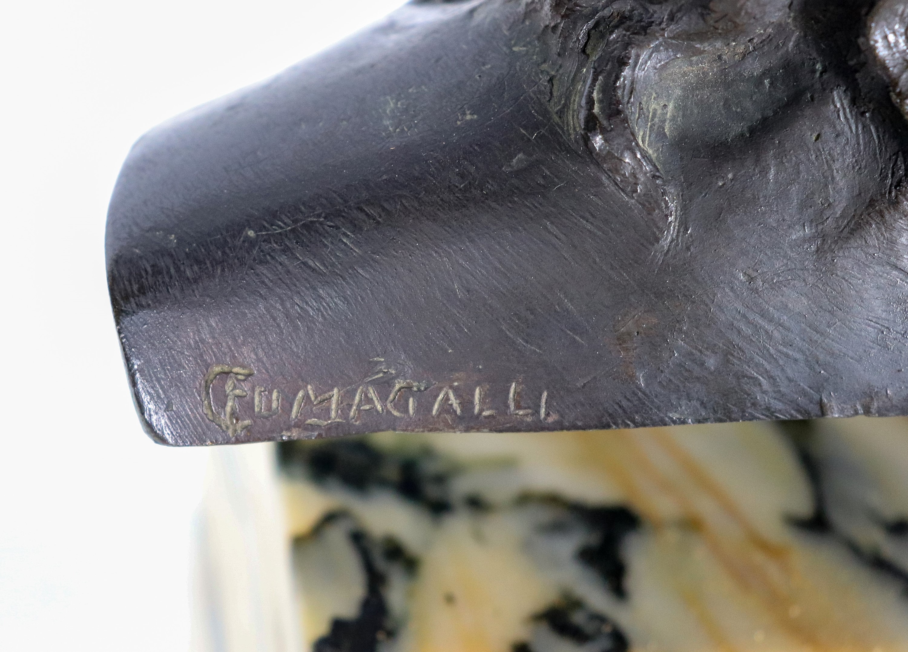 Firmato. "Testa di bambina con collana e cappellino", busto in bronzo sorretto da base in marmo v...