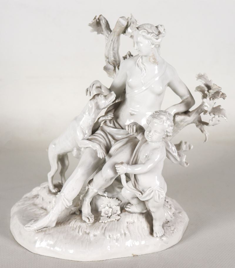 "Diana cacciatrice con putto", antico gruppo in porcellana bianca smaltata di Meissen, Secolo XIX...