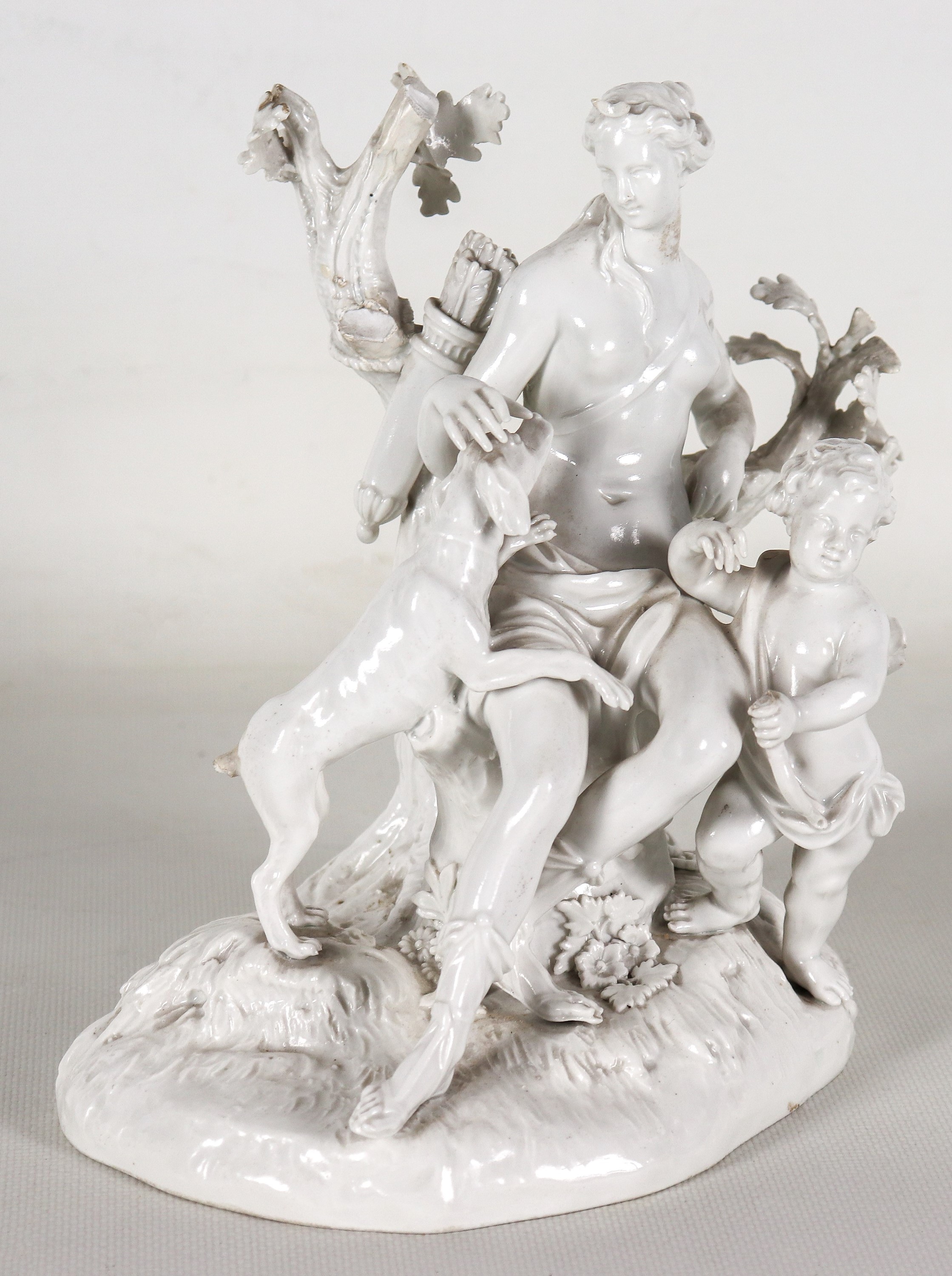 "Diana cacciatrice con putto", antico gruppo in porcellana bianca smaltata di Meissen, Secolo XIX...