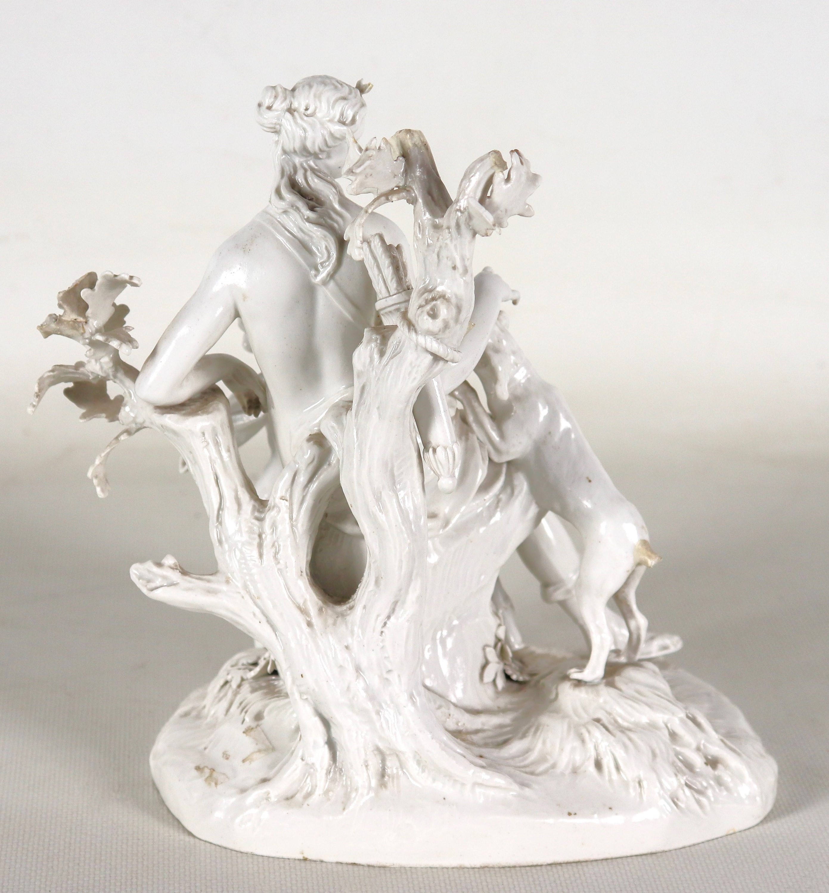 "Diana cacciatrice con putto", antico gruppo in porcellana bianca smaltata di Meissen, Secolo XIX...