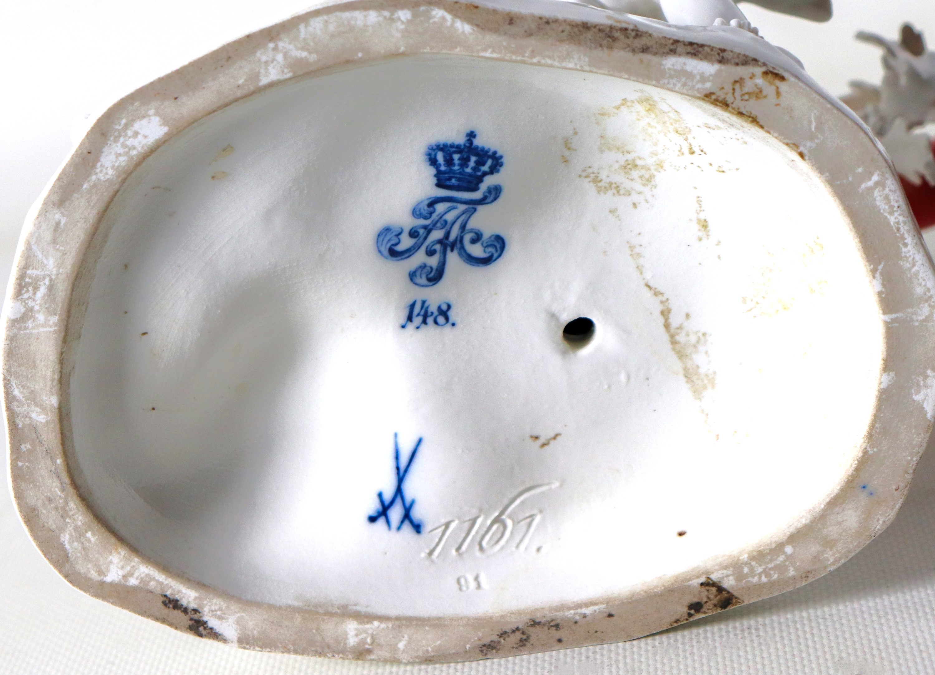 "Diana cacciatrice con putto", antico gruppo in porcellana bianca smaltata di Meissen, Secolo XIX...