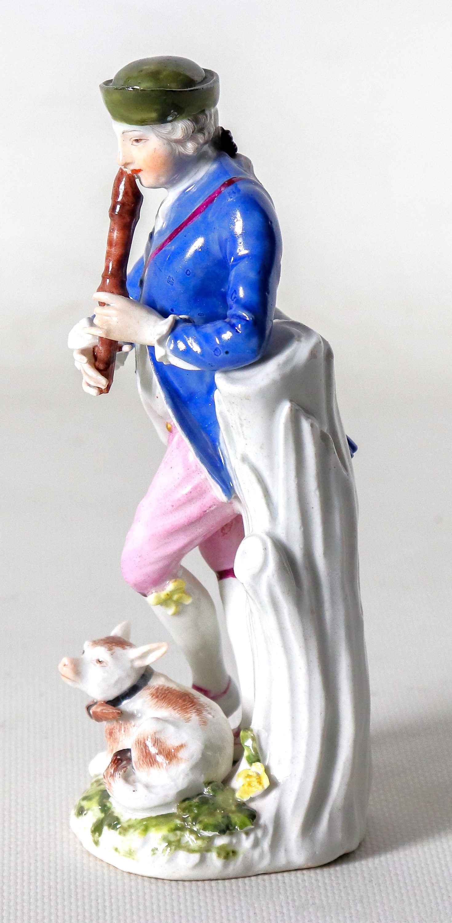 "Pifferaio con cagnolino", antica statuina in porcellana variopinta di Meissen. Fine XVIII Secolo