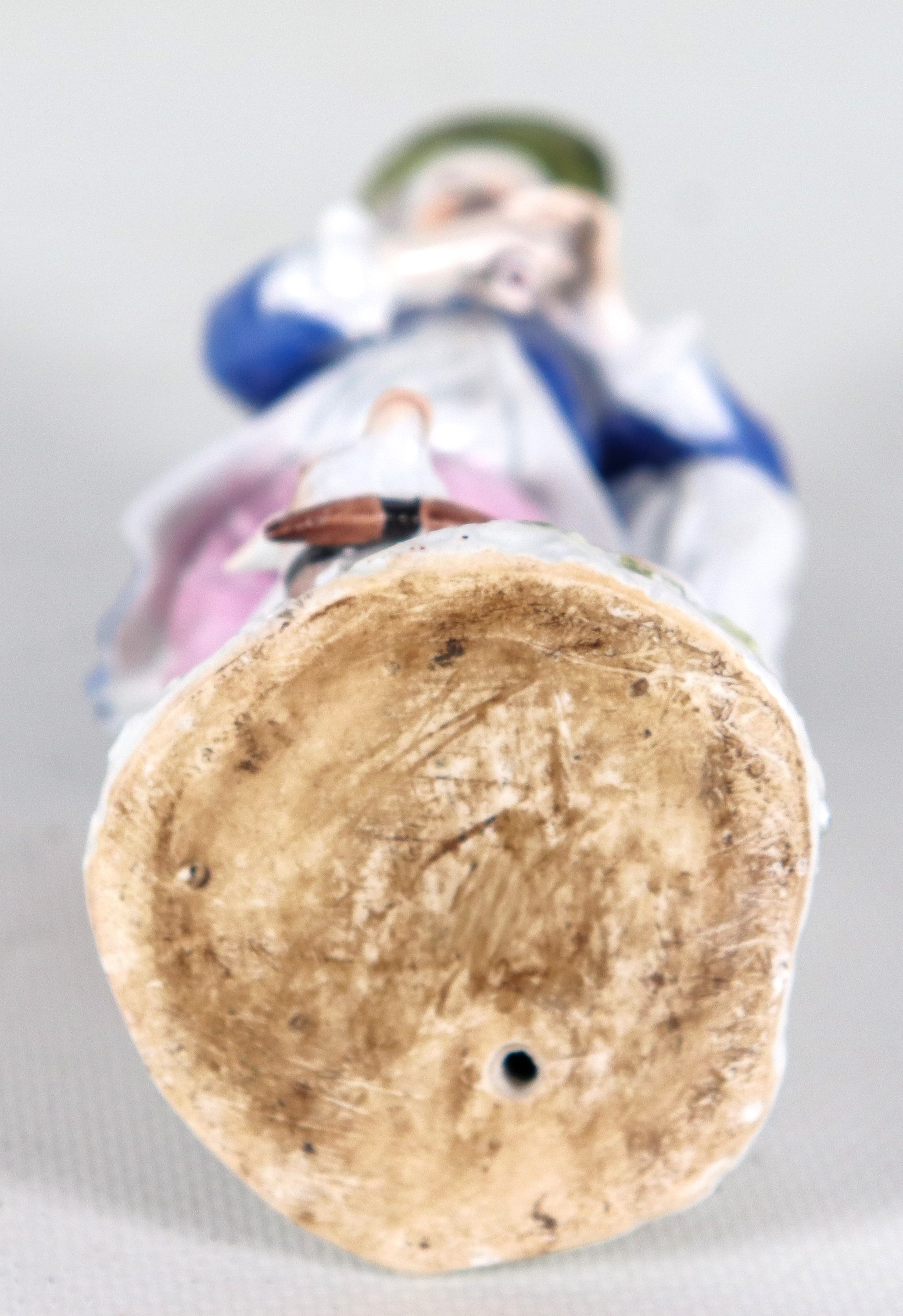 "Pifferaio con cagnolino", antica statuina in porcellana variopinta di Meissen. Fine XVIII Secolo