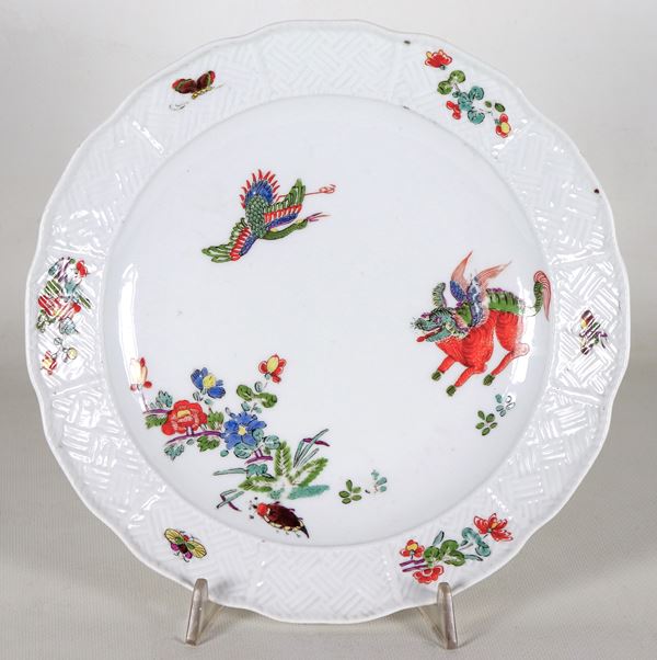 Piatto tondo in porcellana variopinta di Meissen, Periodo 1740-1760, decorato con drago, uccello orientale, farfalle e insetti