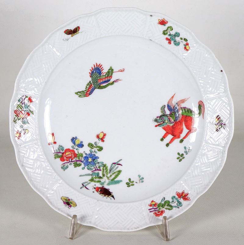 Piatto tondo in porcellana variopinta di Meissen, Periodo 1740-1760, decorato con drago, uccello ...