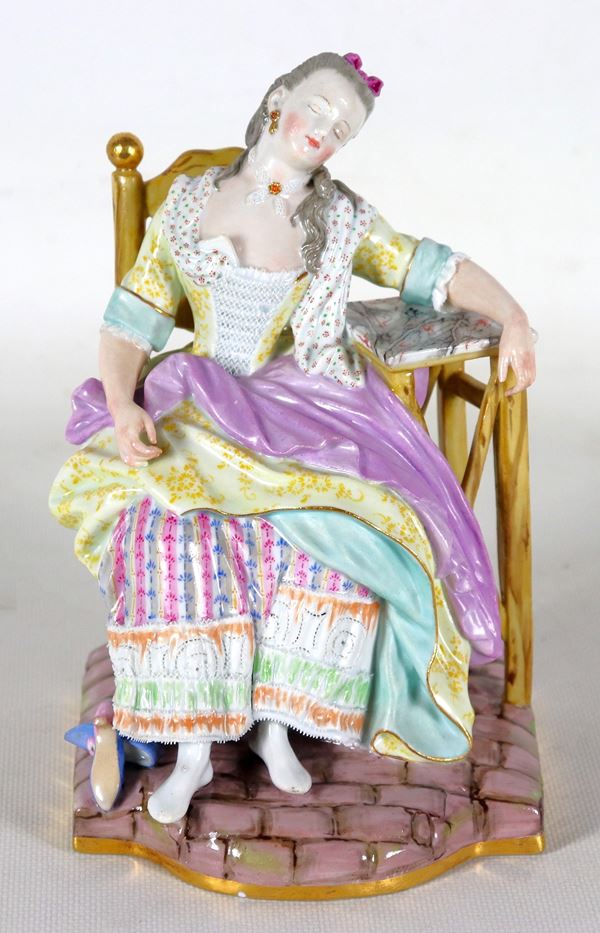 "Il riposo della nobildonna in poltrona", antica scultura in porcellana variopinta di Meissen. Secolo XIX