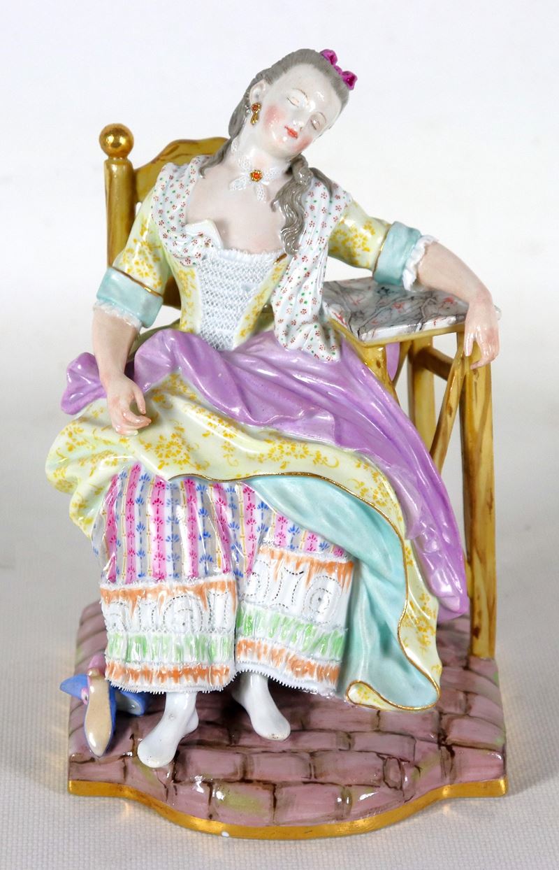 "Il riposo della nobildonna in poltrona", antica scultura in porcellana variopinta di Meissen. Se...