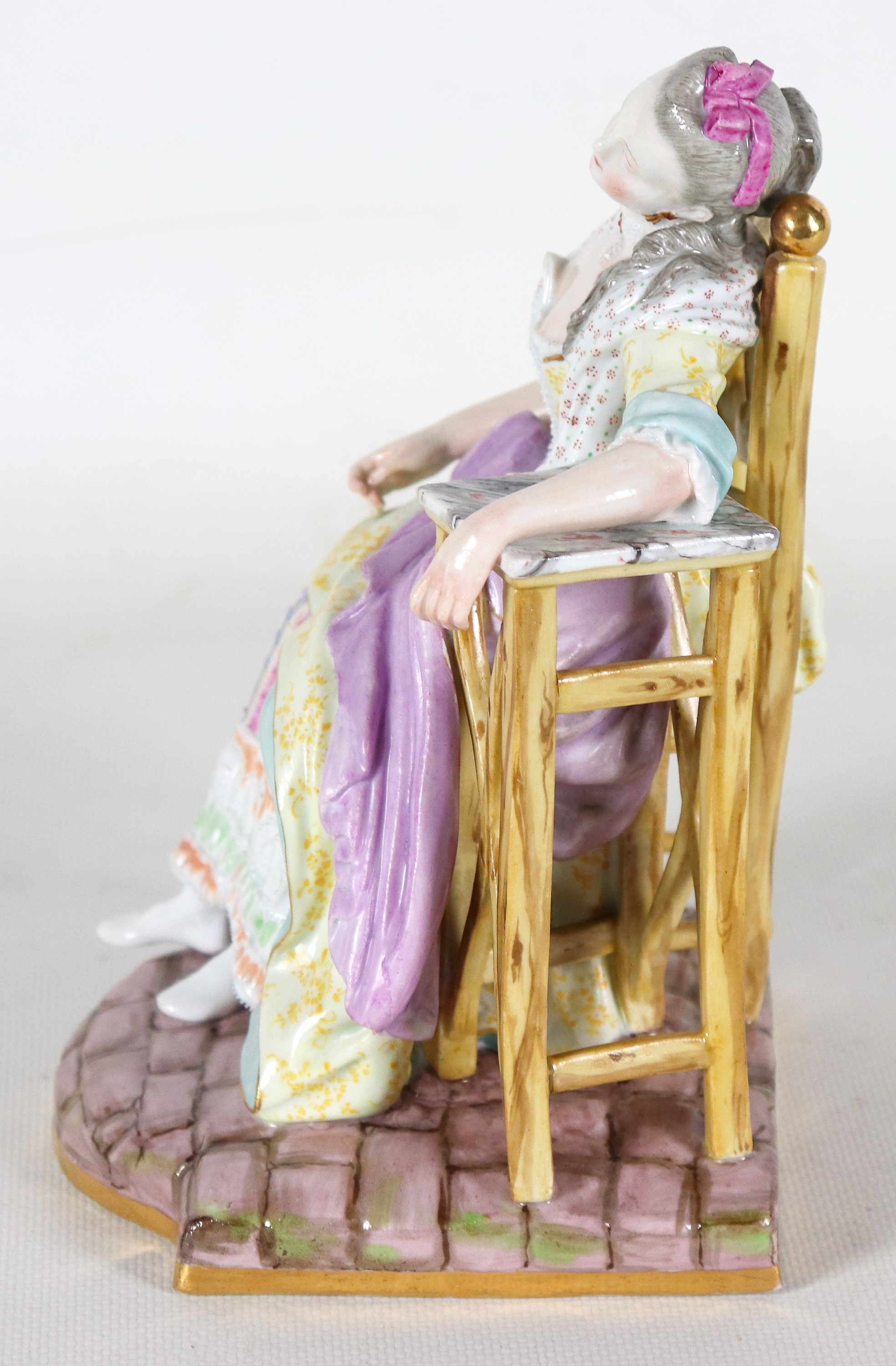 "Il riposo della nobildonna in poltrona", antica scultura in porcellana variopinta di Meissen. Se...