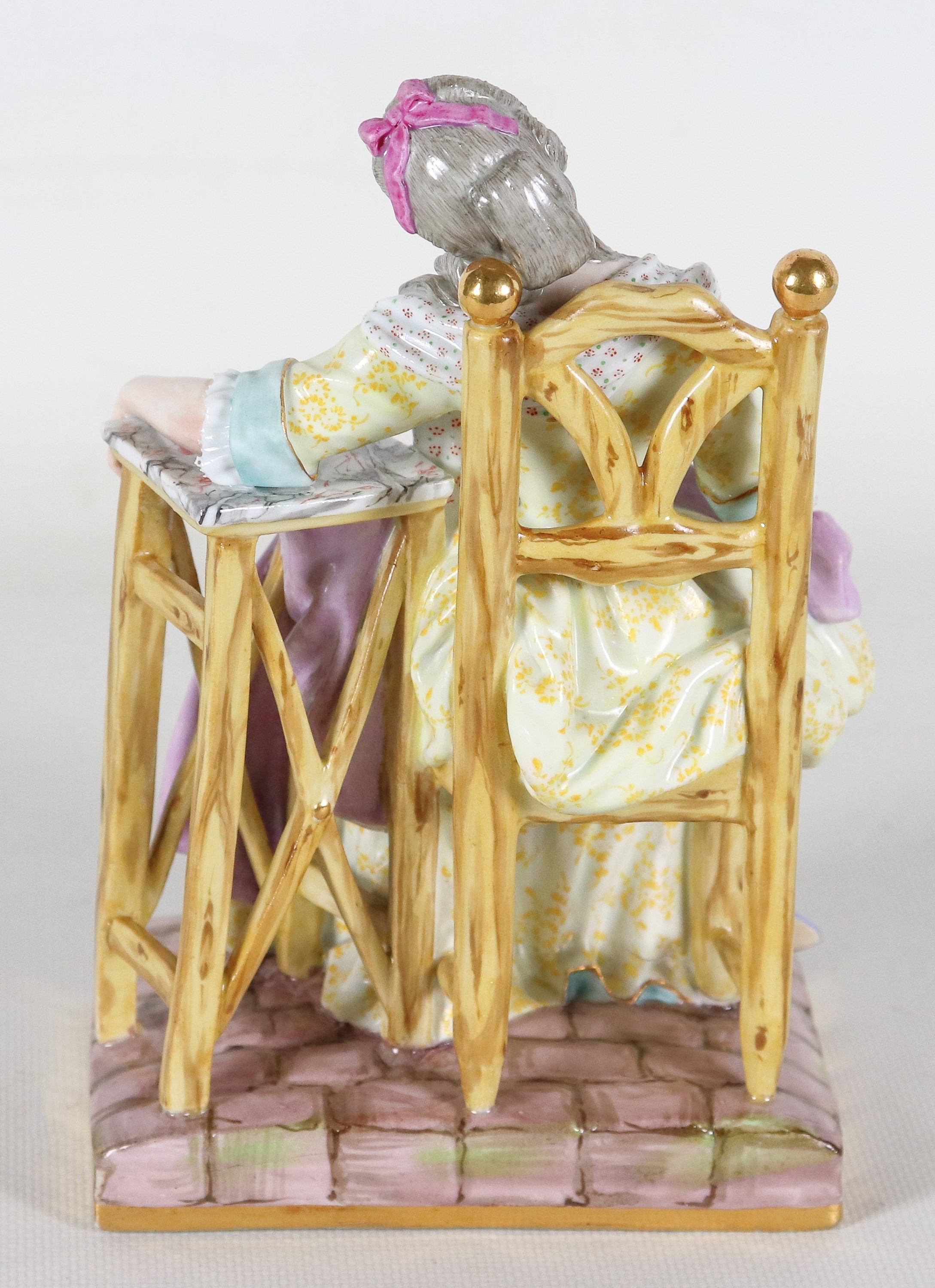 "Il riposo della nobildonna in poltrona", antica scultura in porcellana variopinta di Meissen. Se...