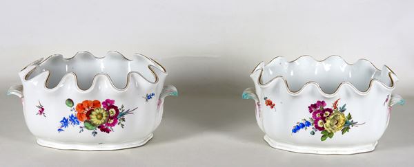 Pair of antique refreshers in colorful Meissen porcelain, Marcolini period, with curved edges and decorations of bunches of polychrome flowers