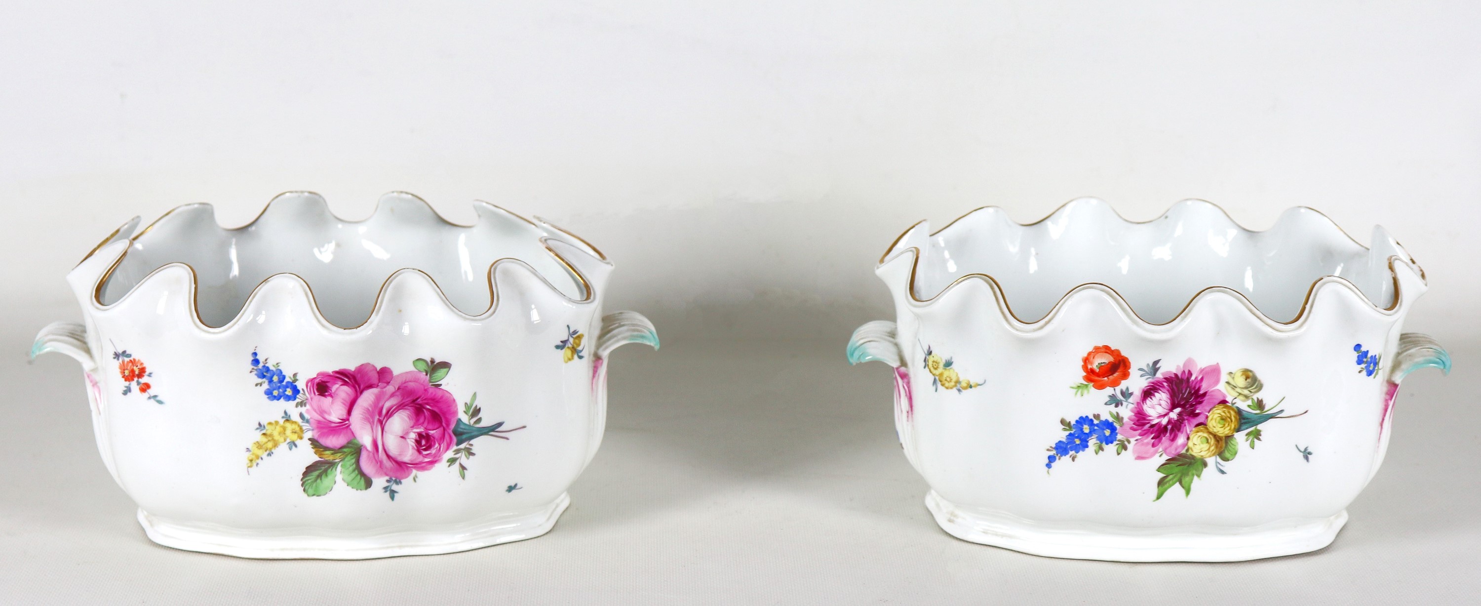 Coppia di antichi rinfrescatoi in porcellana variopinta di Meissen, Periodo Marcolini, con bordi ...