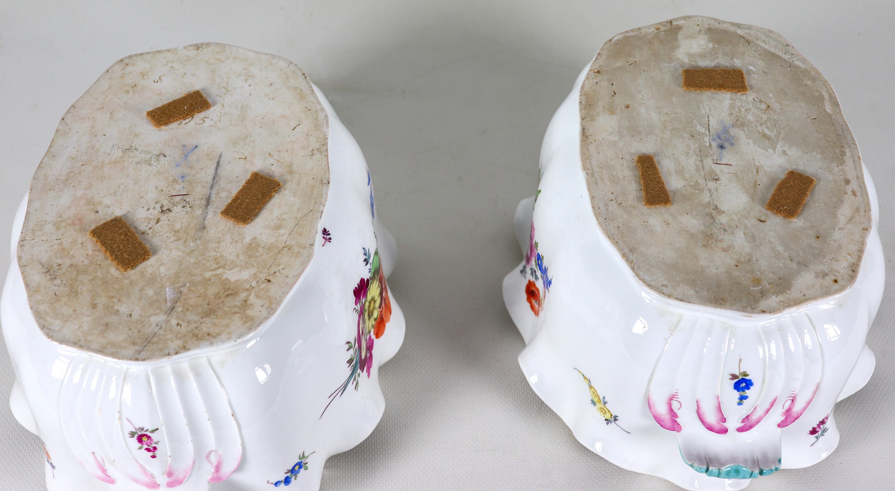 Coppia di antichi rinfrescatoi in porcellana variopinta di Meissen, Periodo Marcolini, con bordi ...