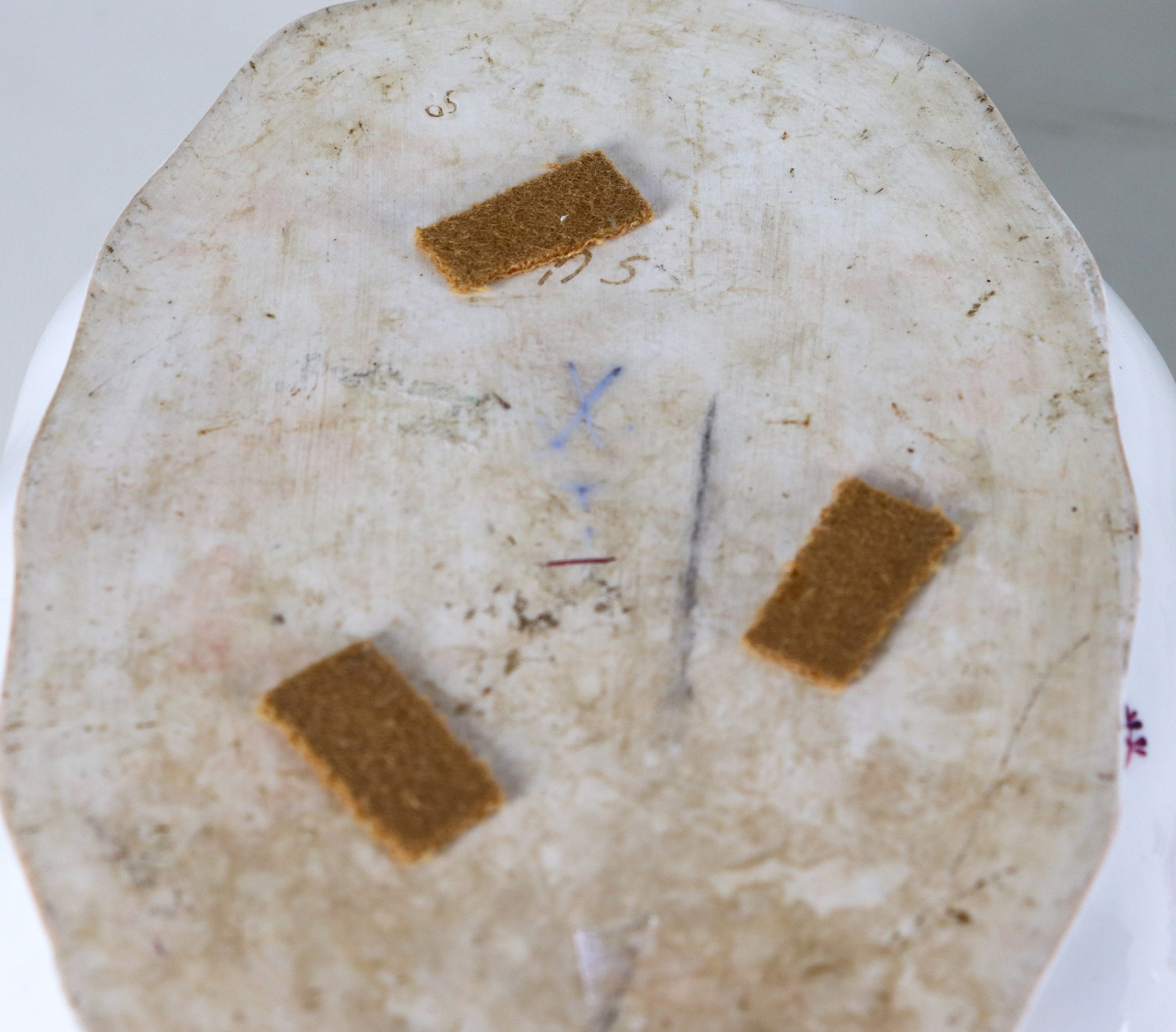 Coppia di antichi rinfrescatoi in porcellana variopinta di Meissen, Periodo Marcolini, con bordi ...