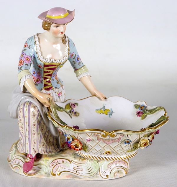 "Contadina con vasca", antica scultura in porcellana variopinta di Meissen, con fiori a rilievo, XIX Secolo. Vecchio restauro ad un bordo della vasca e mancanza di un manico