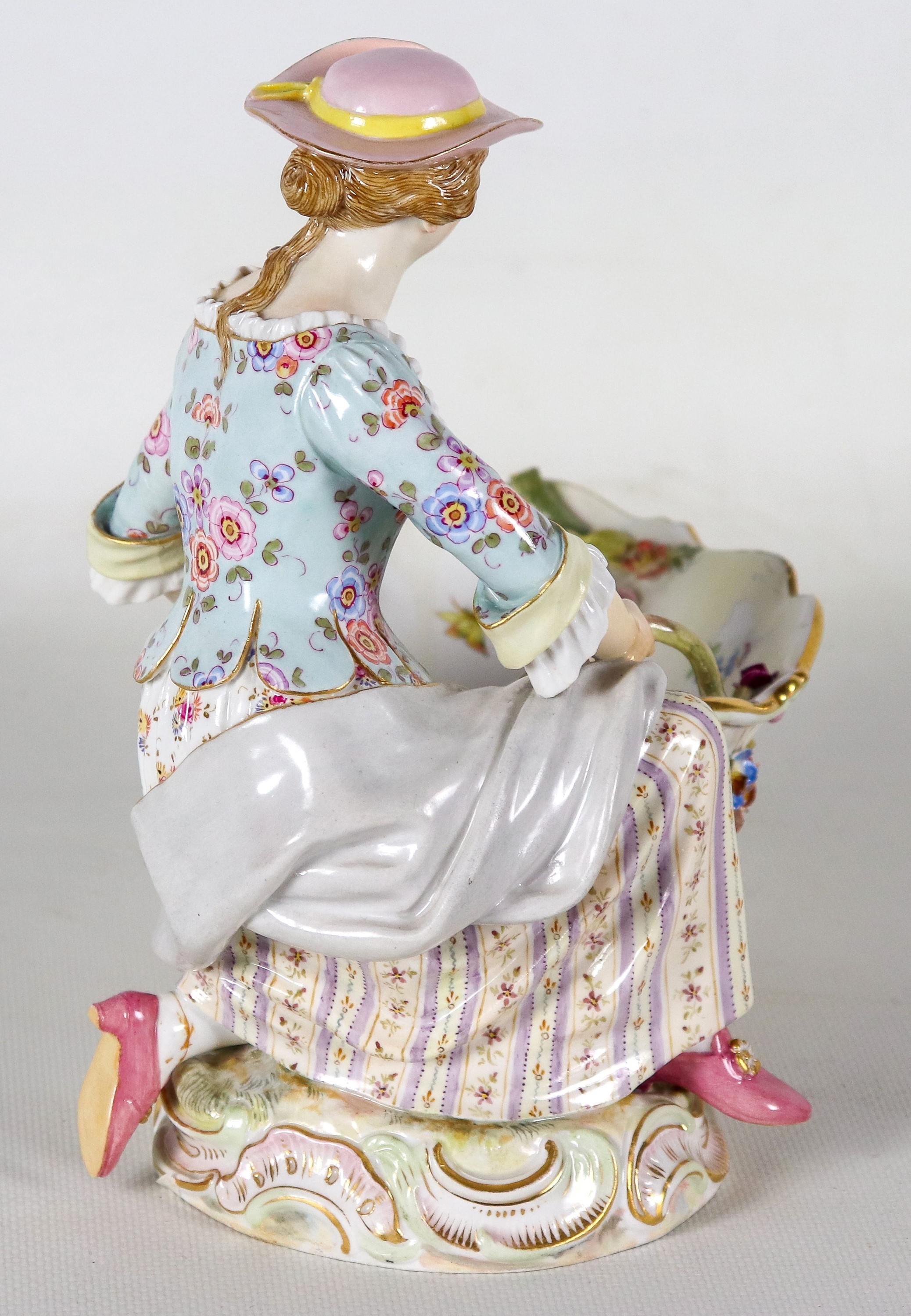 "Contadina con vasca", antica scultura in porcellana variopinta di Meissen, con fiori a rilievo, ...