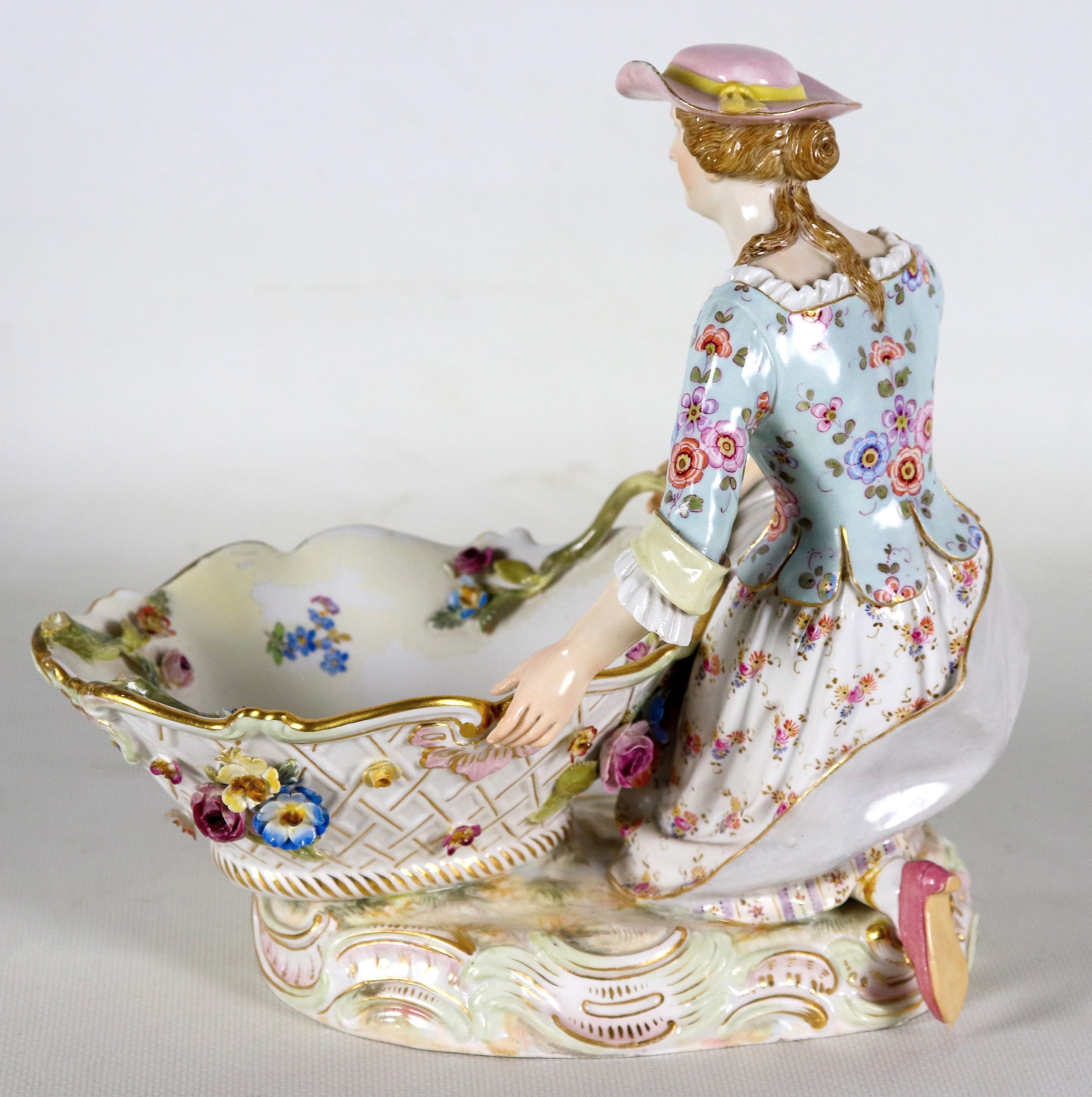 "Contadina con vasca", antica scultura in porcellana variopinta di Meissen, con fiori a rilievo, ...