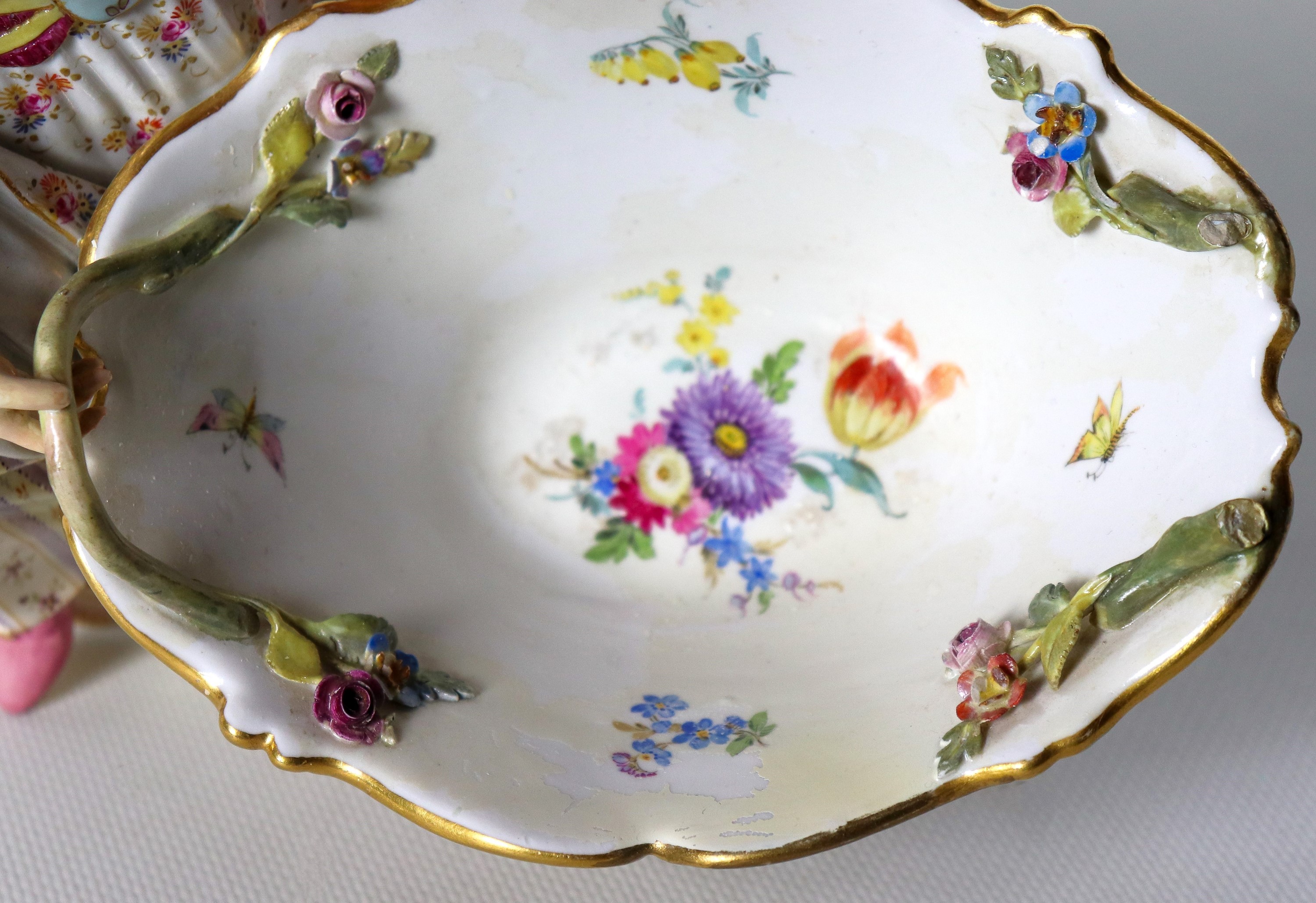"Contadina con vasca", antica scultura in porcellana variopinta di Meissen, con fiori a rilievo, ...