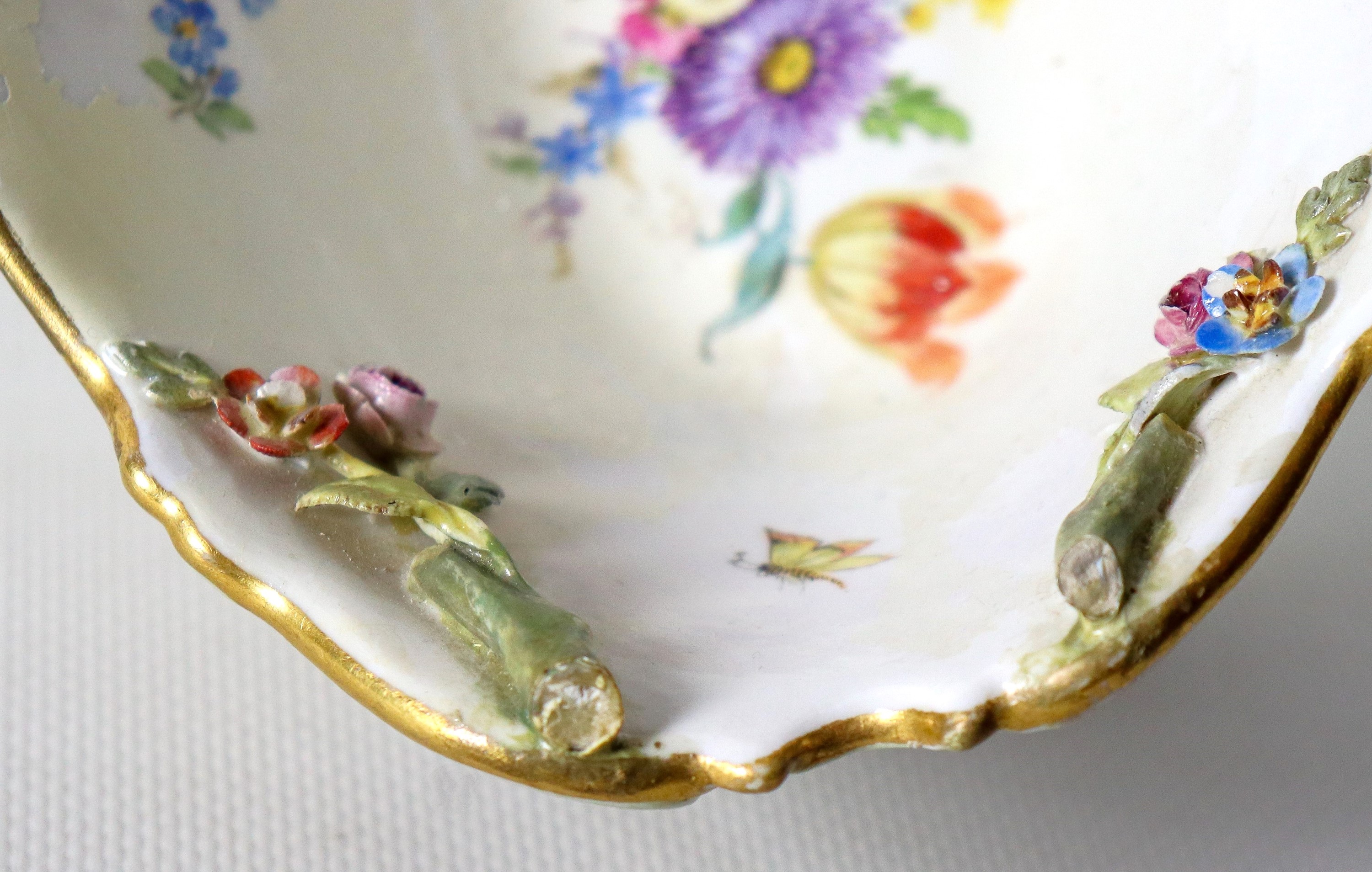 "Contadina con vasca", antica scultura in porcellana variopinta di Meissen, con fiori a rilievo, ...
