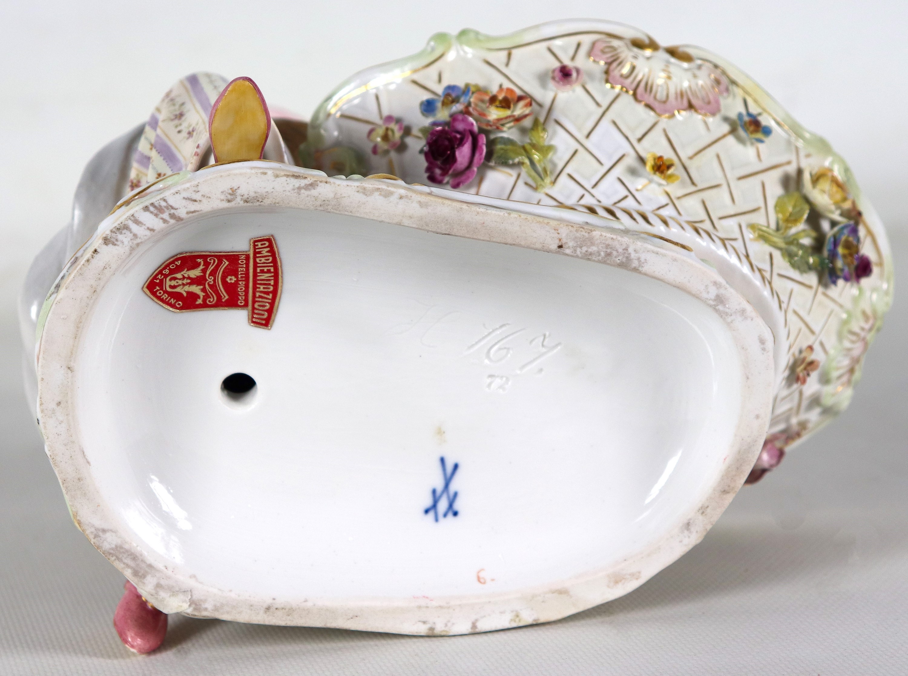 "Contadina con vasca", antica scultura in porcellana variopinta di Meissen, con fiori a rilievo, ...