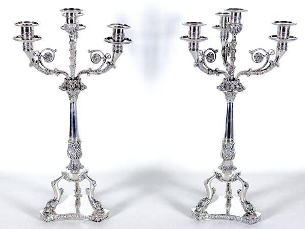 Coppia di candelabri in argento cesellato e sbalzato a motivi Primo Impero, quattro fiamme ciascuno, gr. 2650