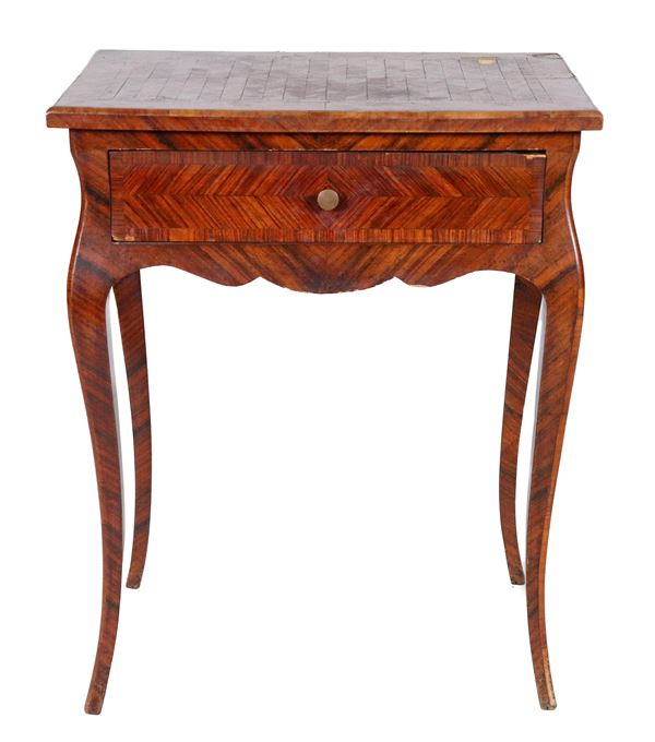 Gueridon francese da centro di linea Luigi XV, in noce, ebano viola e bois de rose con intarsi a marchetterie, un tiretto centrale e quattro gambe ricurve. Difetti sul piano