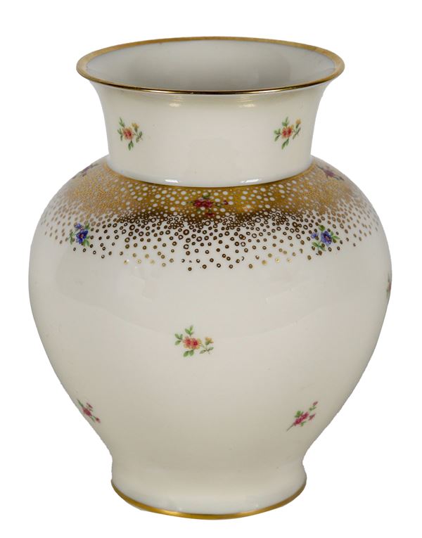 Piccolo vaso in porcellana di Bavaria, con decorazioni policrome a mazzetti di fiori e oro zecchino