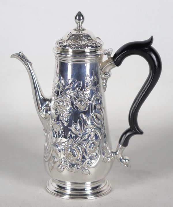 Ancient English chocolate pot in chiseled and embossed silver with floral scrolls, ebonized wooden handle, gr. 710