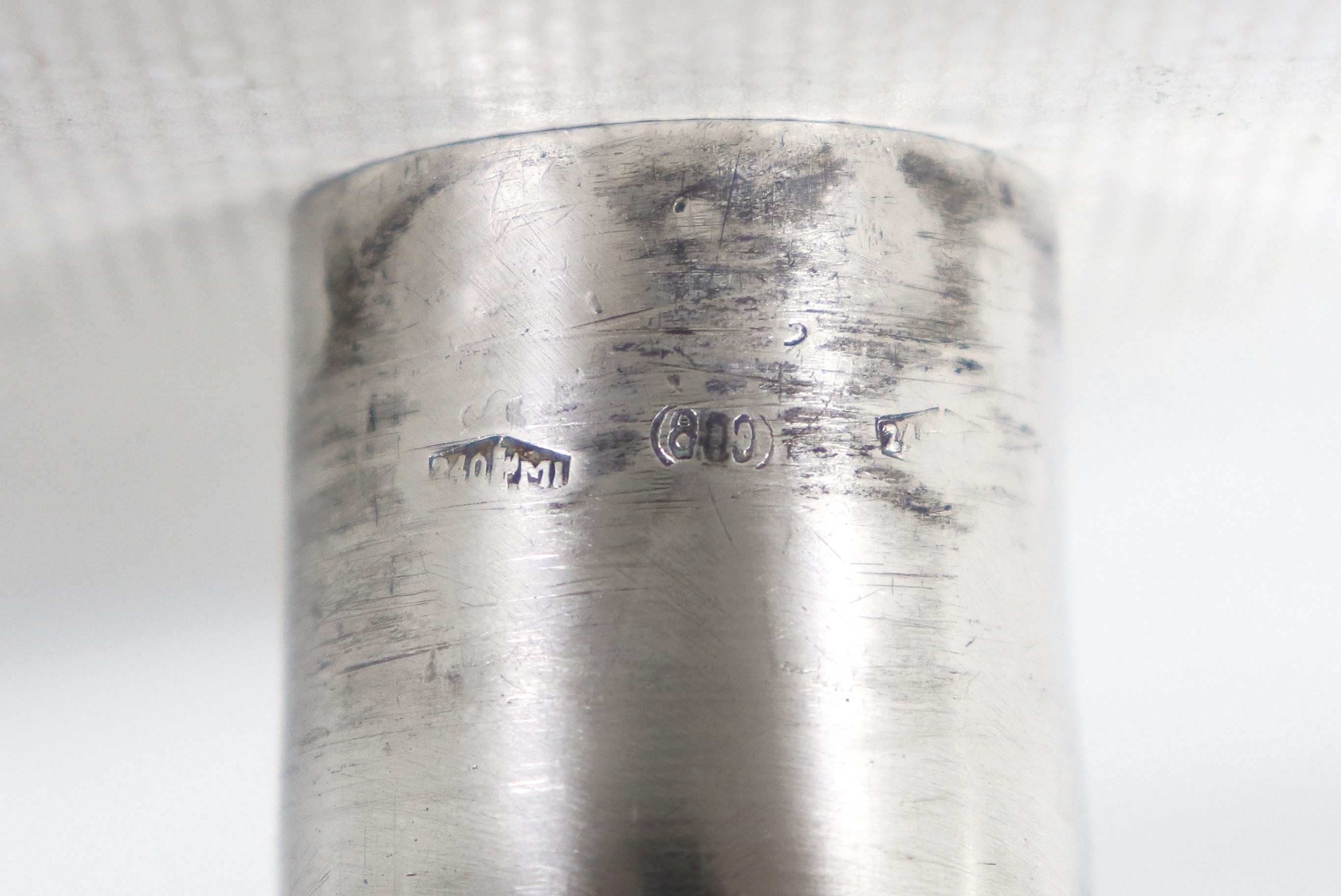 Coppia di candelabri in argento, interamente cesellati e sbalzati a motivi floreali, volute e bac...