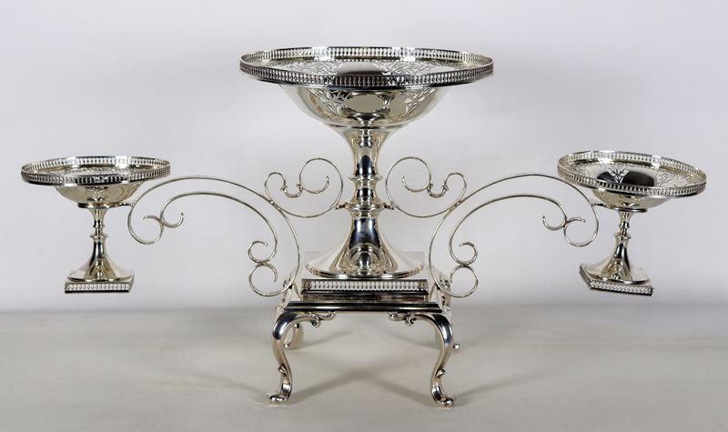 Antica Epergne inglese in argento Epoca Giorgio V, cesellata, sbalzata e traforata, con cesto cen...